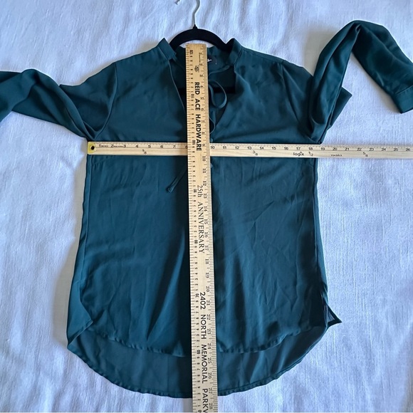 Lulus Blouse Womens S Green Tie Neck Button Front Long Sleeve Keyhole Holiday - Picture 3 of 8